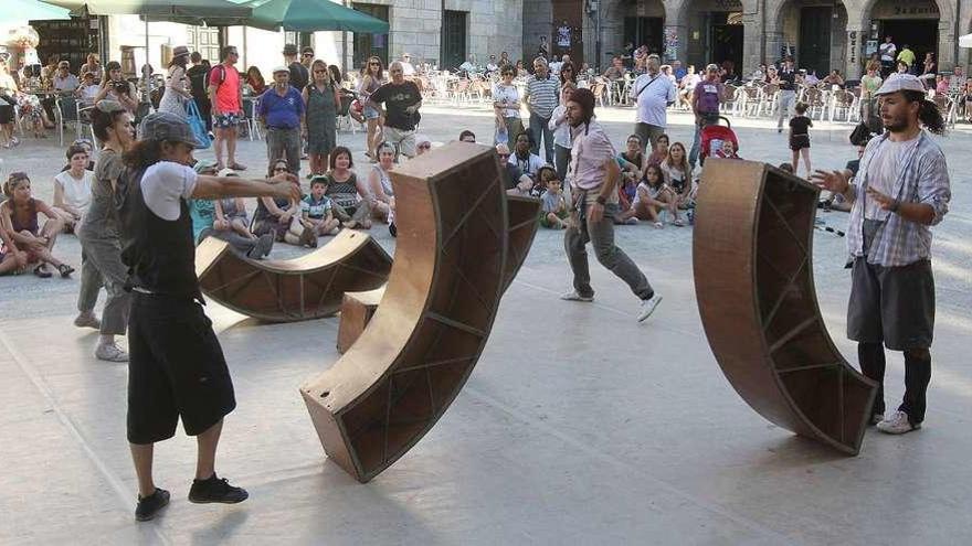 La compañía andaluza Vaivén Circo, en plena representación de &quot;Do not disturb&quot;, en la plaza mayor de Ribadavia. // Iñaki Osorio