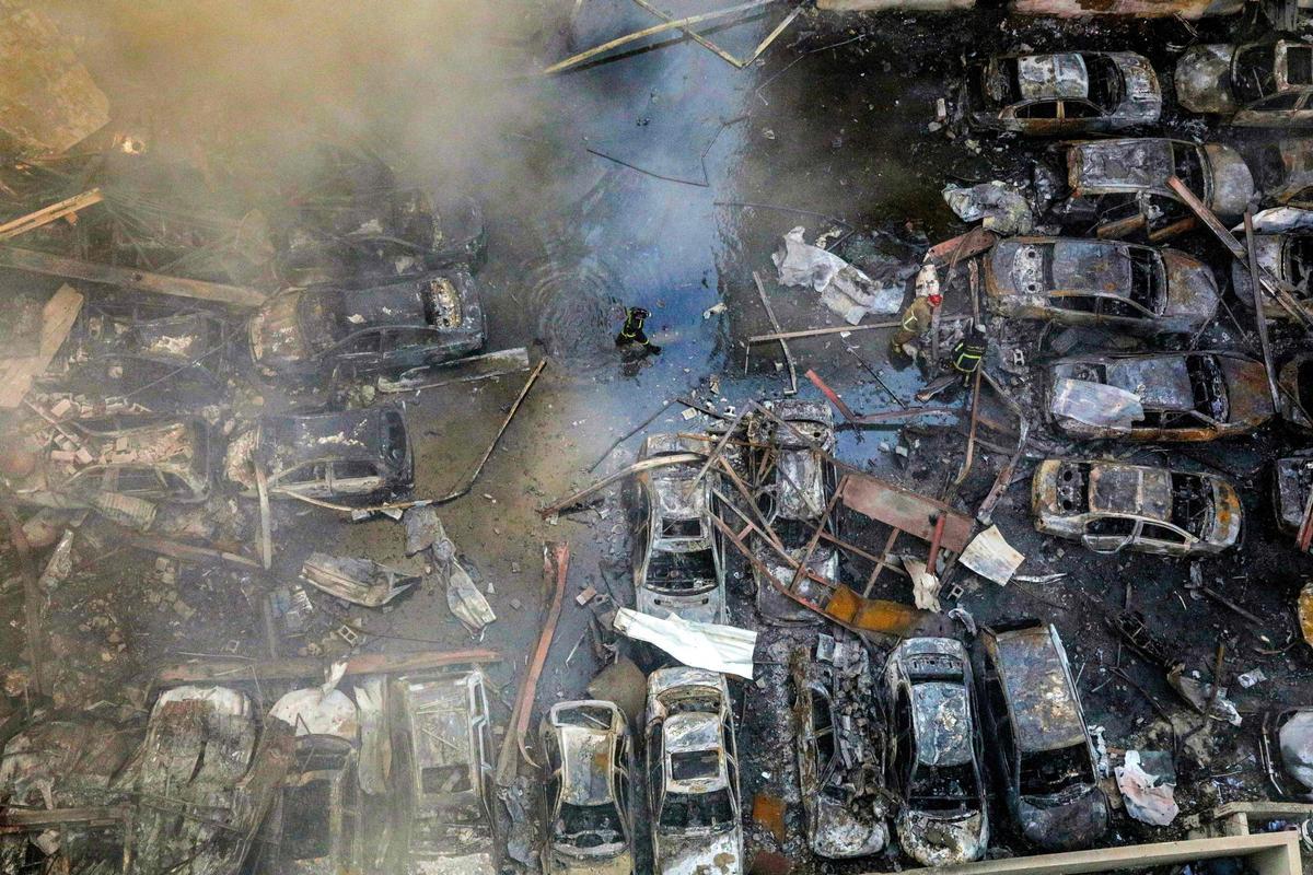 Un bombero camina entre coches quemados mientras sus compañeros tratan de apagar un fuego tras un ataque de Israel en el vecindario de Corniche al-Mazraa de Beirut. Un bombero camina entre coches quemados mientras sus compañeros tratan de apagar un fuego tras un ataque de Israel en el vecindario de Corniche al-Mazraa de Beirut.