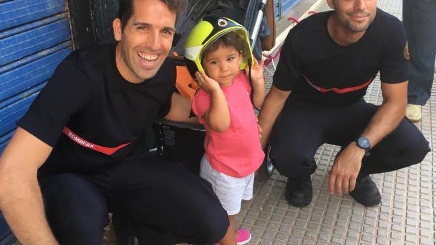Los bomberos, con la niña que rescataron en Miramar.