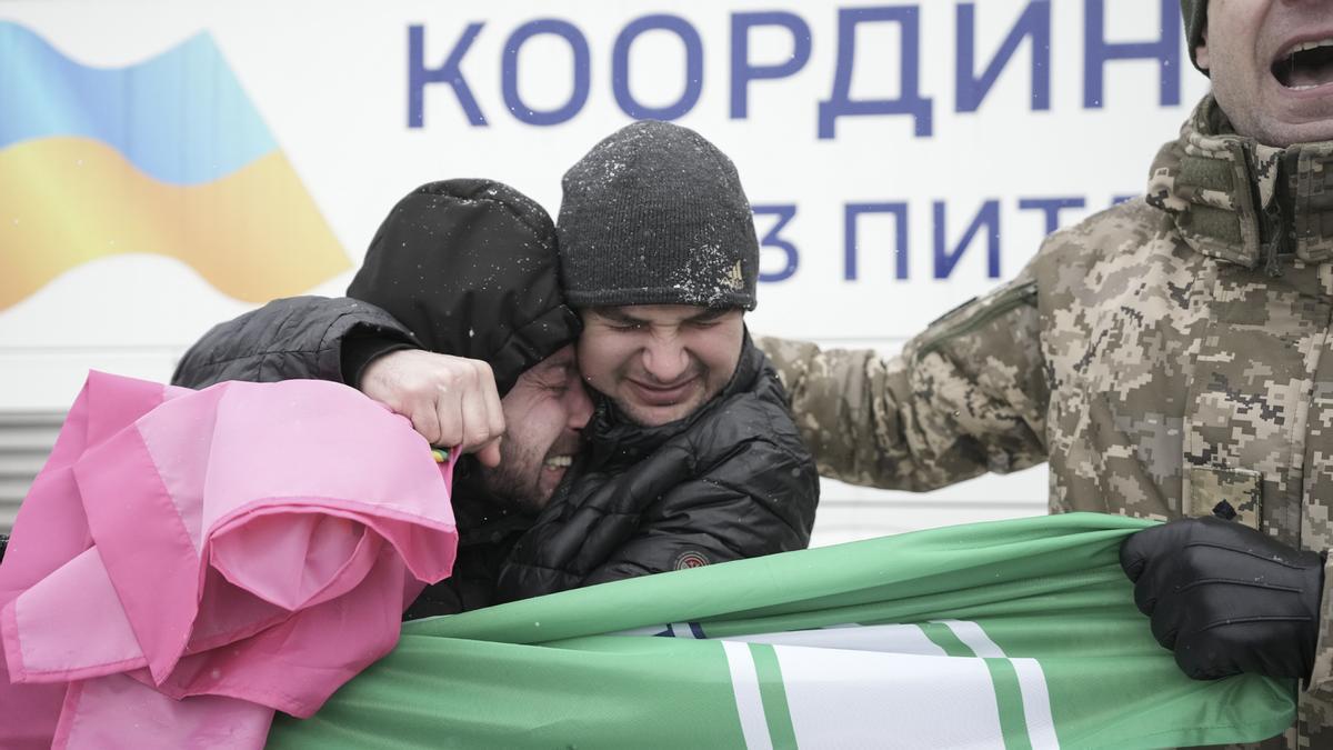 Imágenes de la llegada a Ucrania de prisioneros en cautiverio en Rusia