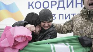 Imágenes de la llegada a Ucrania de prisioneros en cautiverio en Rusia