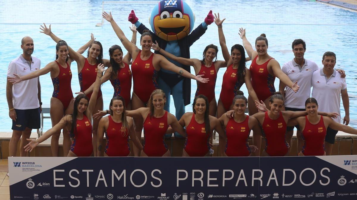 La selección femenina, actual subcampeona del mundo, posa en el CAR de Sant Cugat