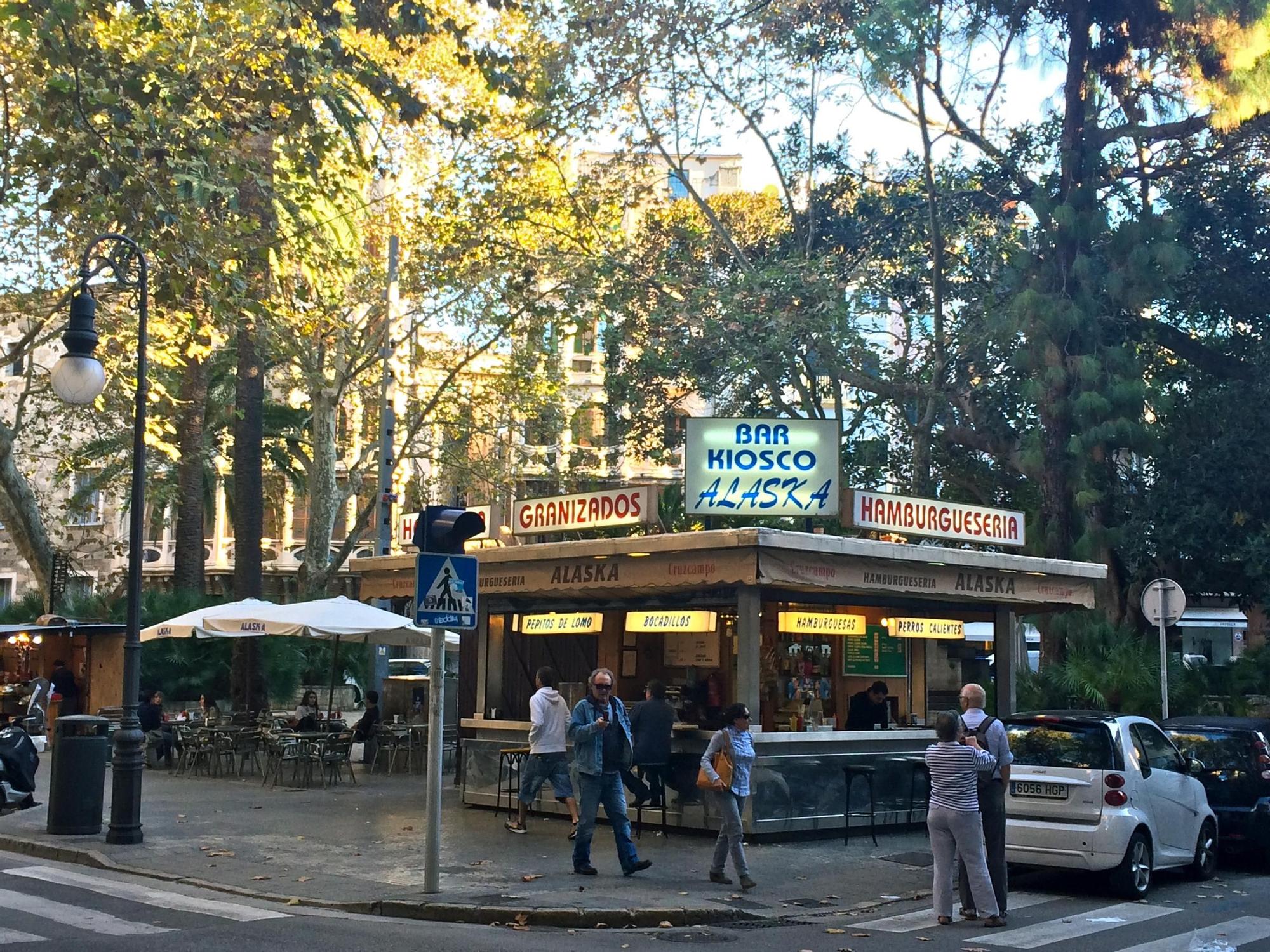 Las fotos del histórico Bar Alaska de Palma, cuyo futuro depende de la reforma de la Plaza del Mercat