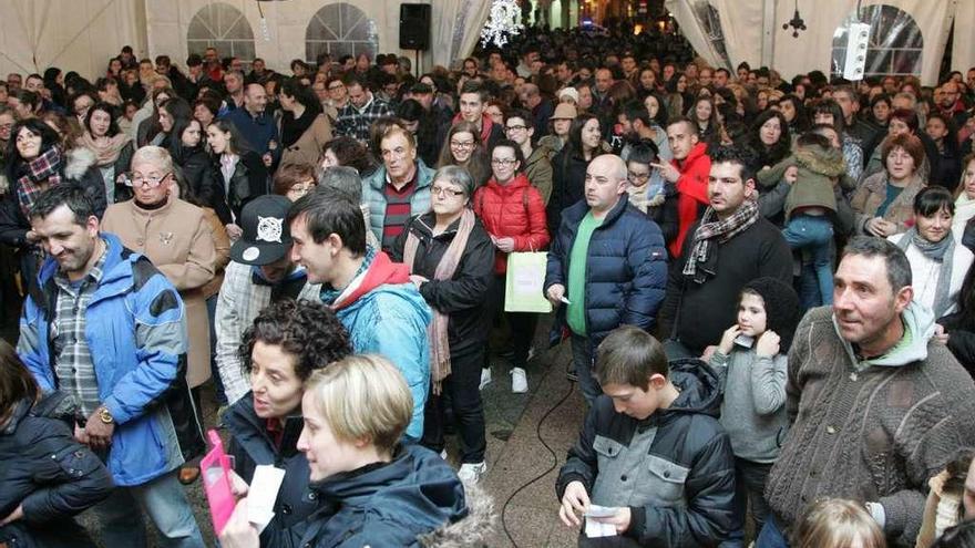 La carpa de la plaza se quedó pequeña para acoger a los asistentes al sorteo. // Bernabé/Luismy