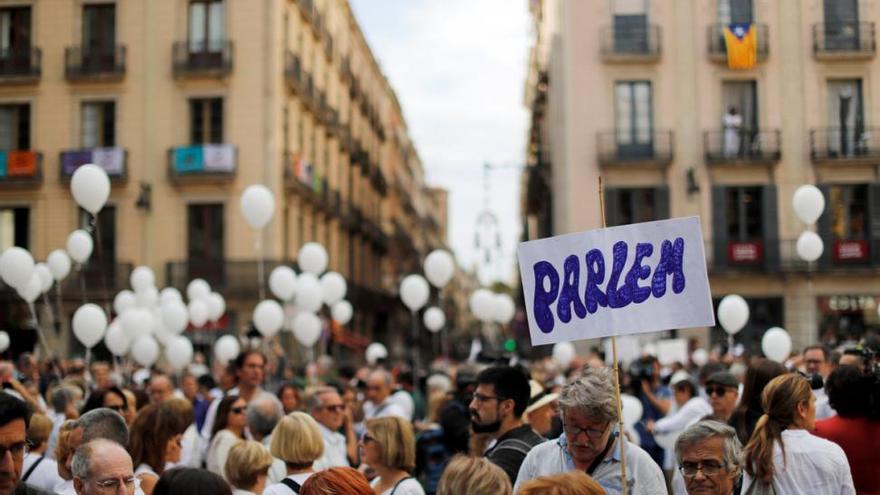 Cientos de personas se visten de blanco para perdir diálogo