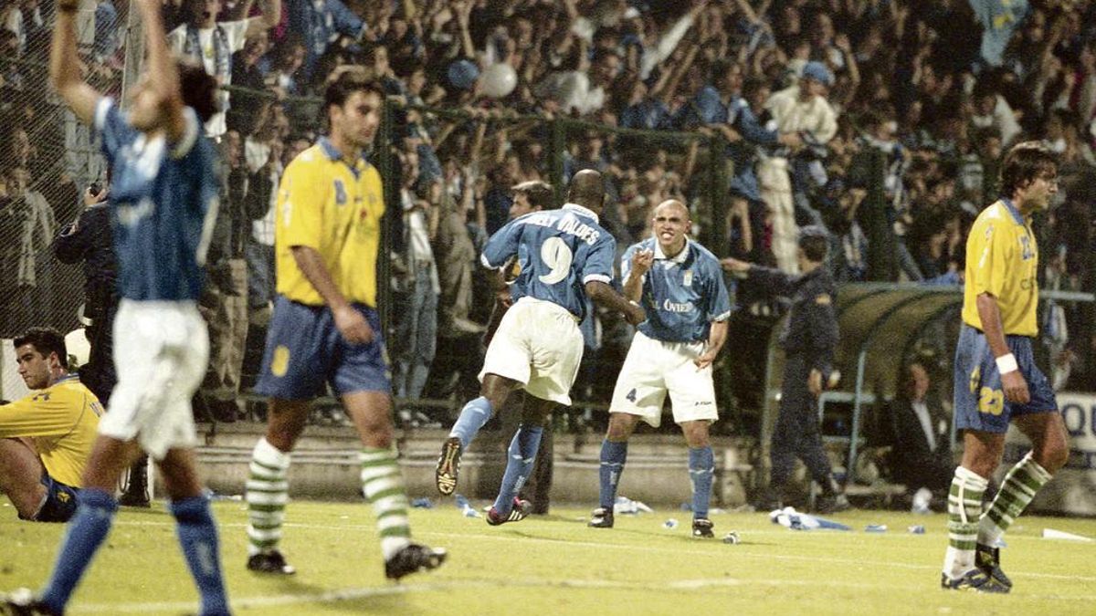 Joyce Moreno, en el centro de la imagen, celebra con Dely Valdés, de espaldas, uno de los goles en la promoción de permanencia en Primera ante Las Palmas, el 22 de mayo de 1998, con Iván Ania a la izquierda de la imagen levantando los puños.