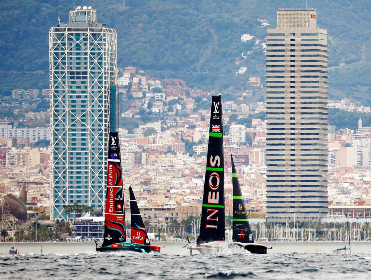 Emirates Team New Zealand e INEOS Britannia durante la octava regata de la Copa de la América