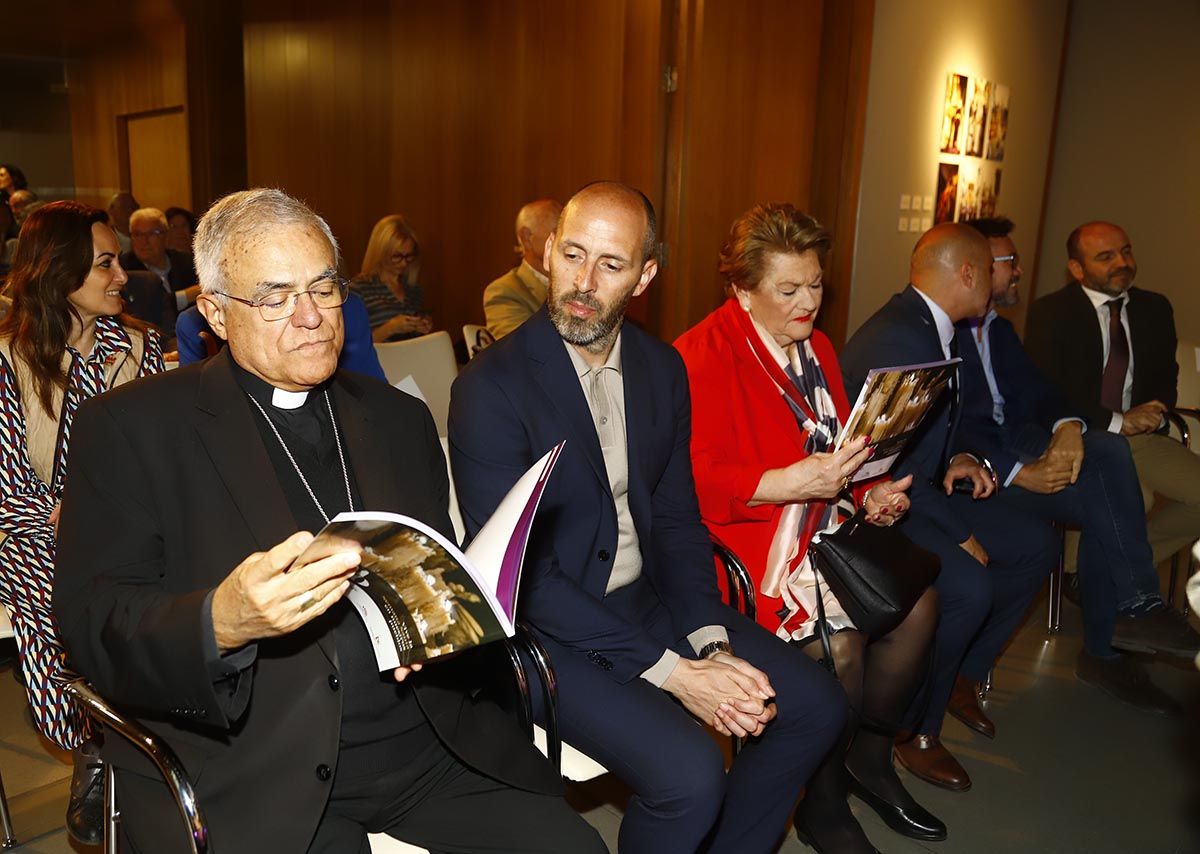 Demetrio Fernández, Eduardo Lucena y Olga Caballero leen la revista