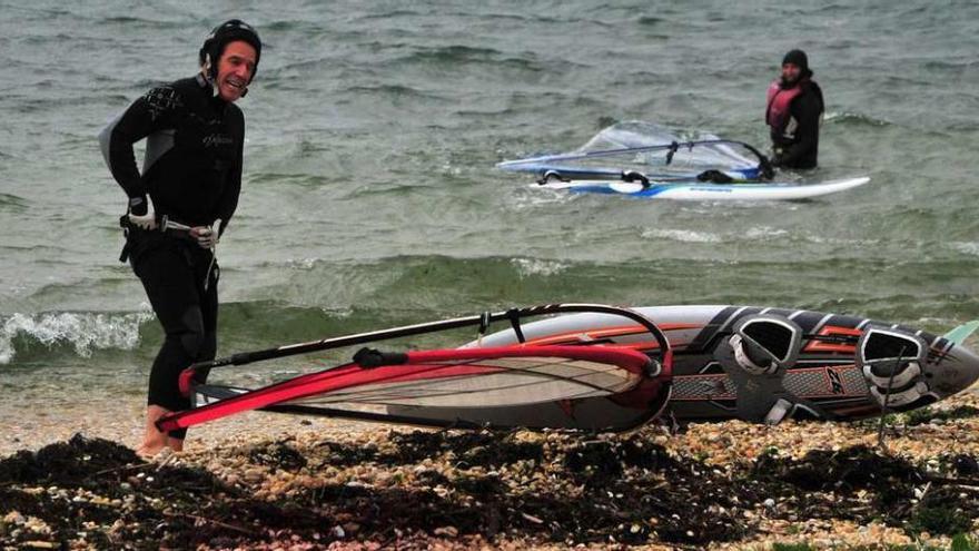 El windsurf fue el deporte más practicado en la comarca en el día de ayer. // I. Abella