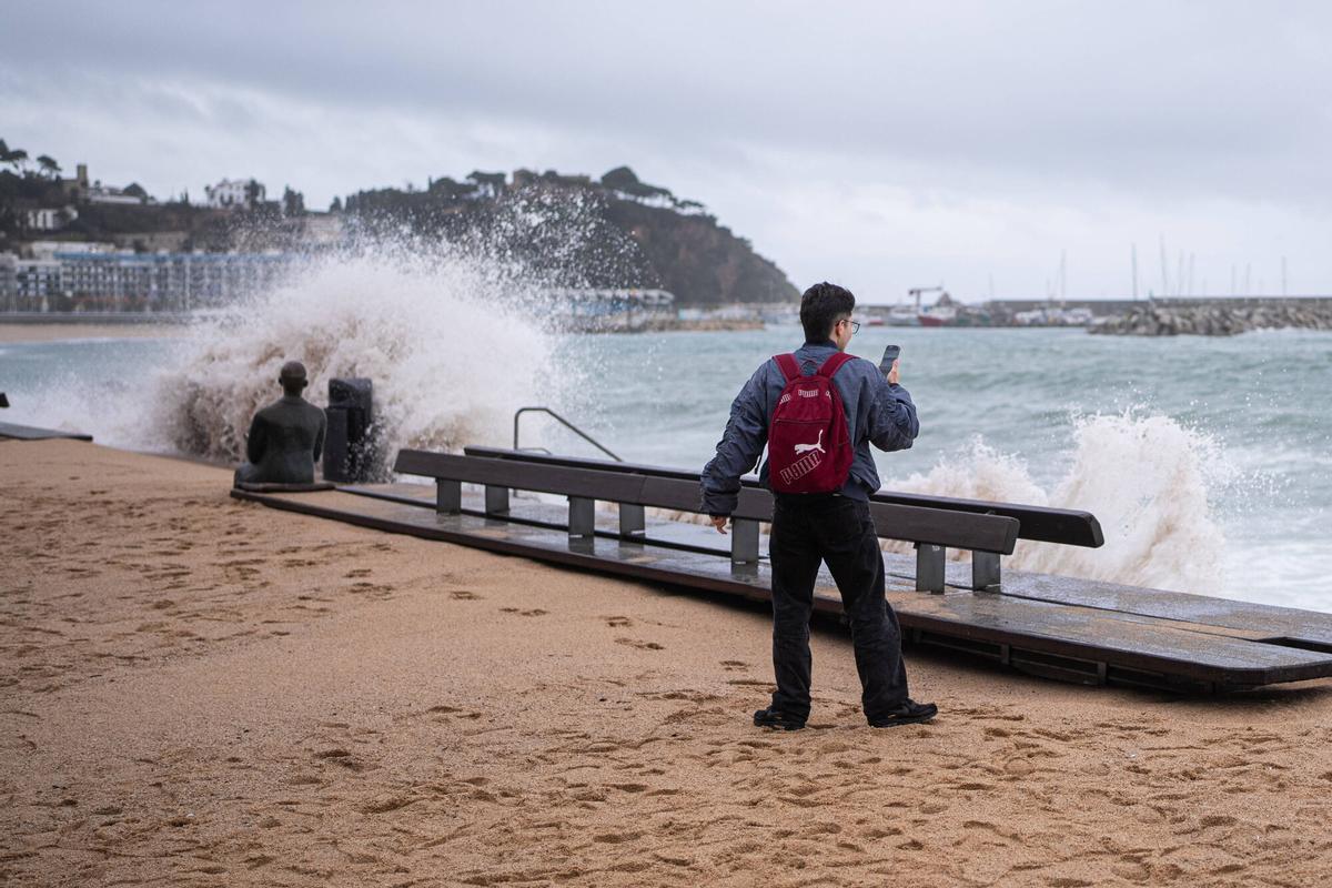 El temporal borra una parte del paseo marítimo de Blanes El temporal borra una parte del paseo marítimo de Blanes