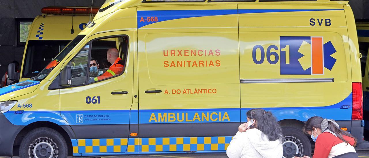 Ambulancias en la entrada al servicio de urgencias del Hospital Álvaro Cunqueiro