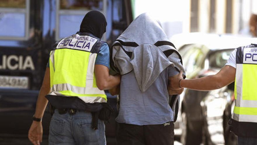 Policías detienen a un hombre por vínculos yihadistas.