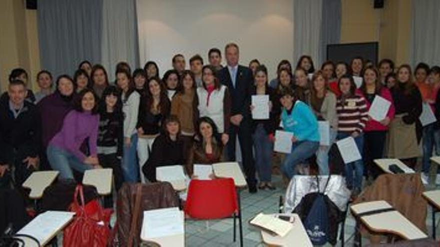 El alcalde de la Vall d&#039;Uixó entrega los diplomas a los alumnos del curso de monitor de comedor escolar