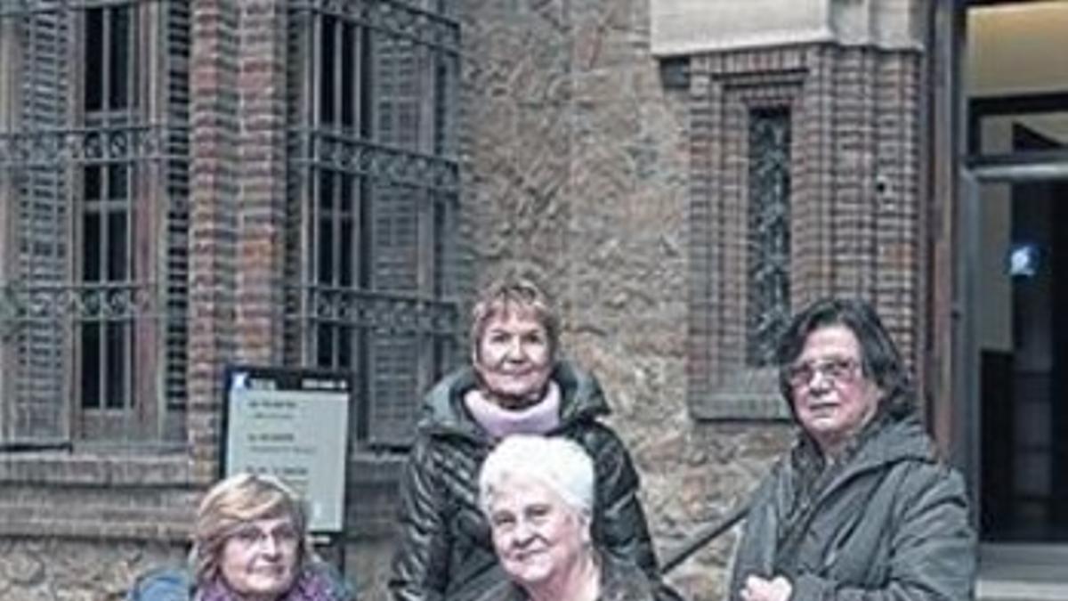 Las exalumnas, en el patio de Golferichs.