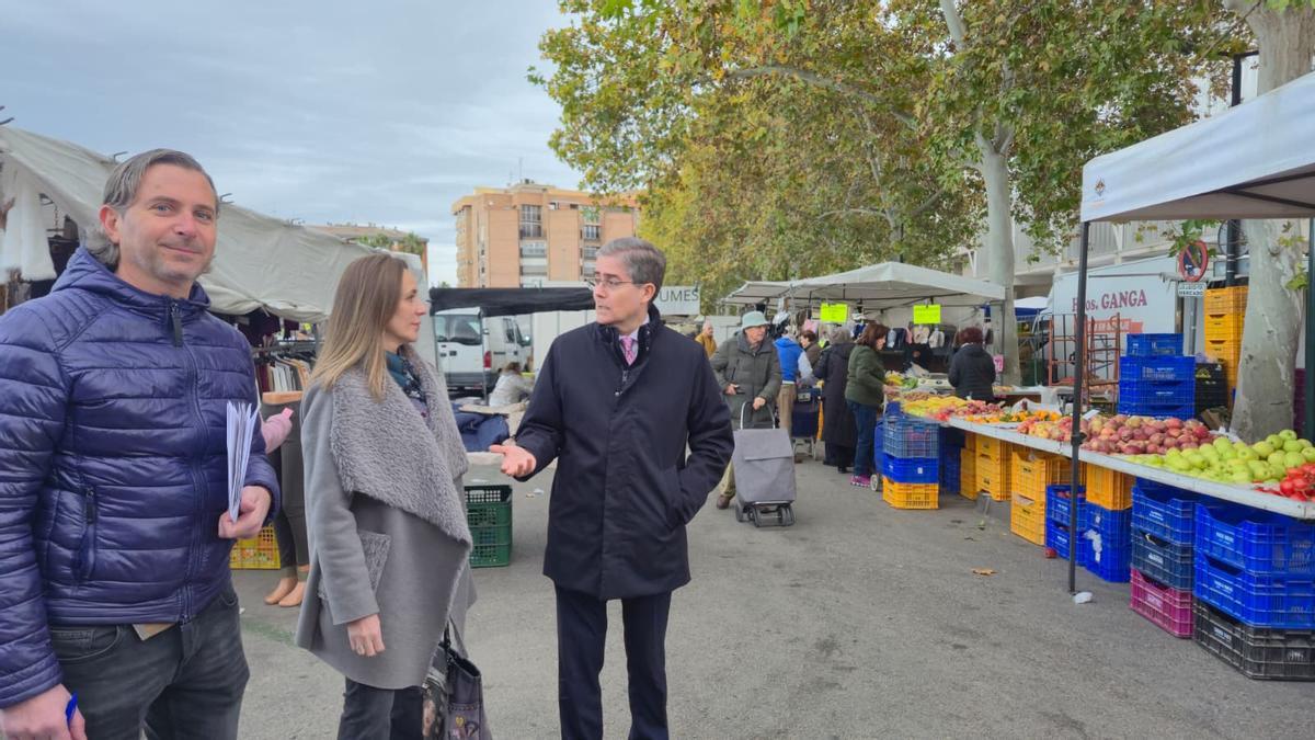 El edil Jesús Pacheco visita uno de los mercados semanales de Murcia.