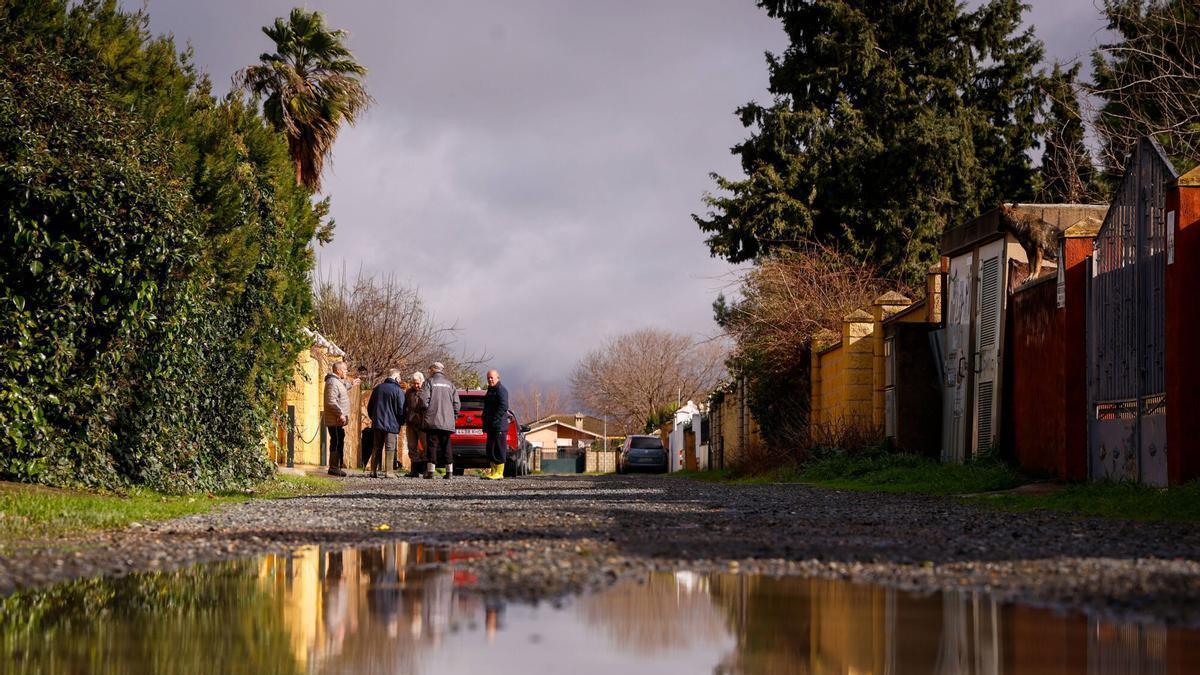 Los vecinos de las parcelaciones, en vilo mientras vigilan el río antes de la llegada de la borrasca Leonardo