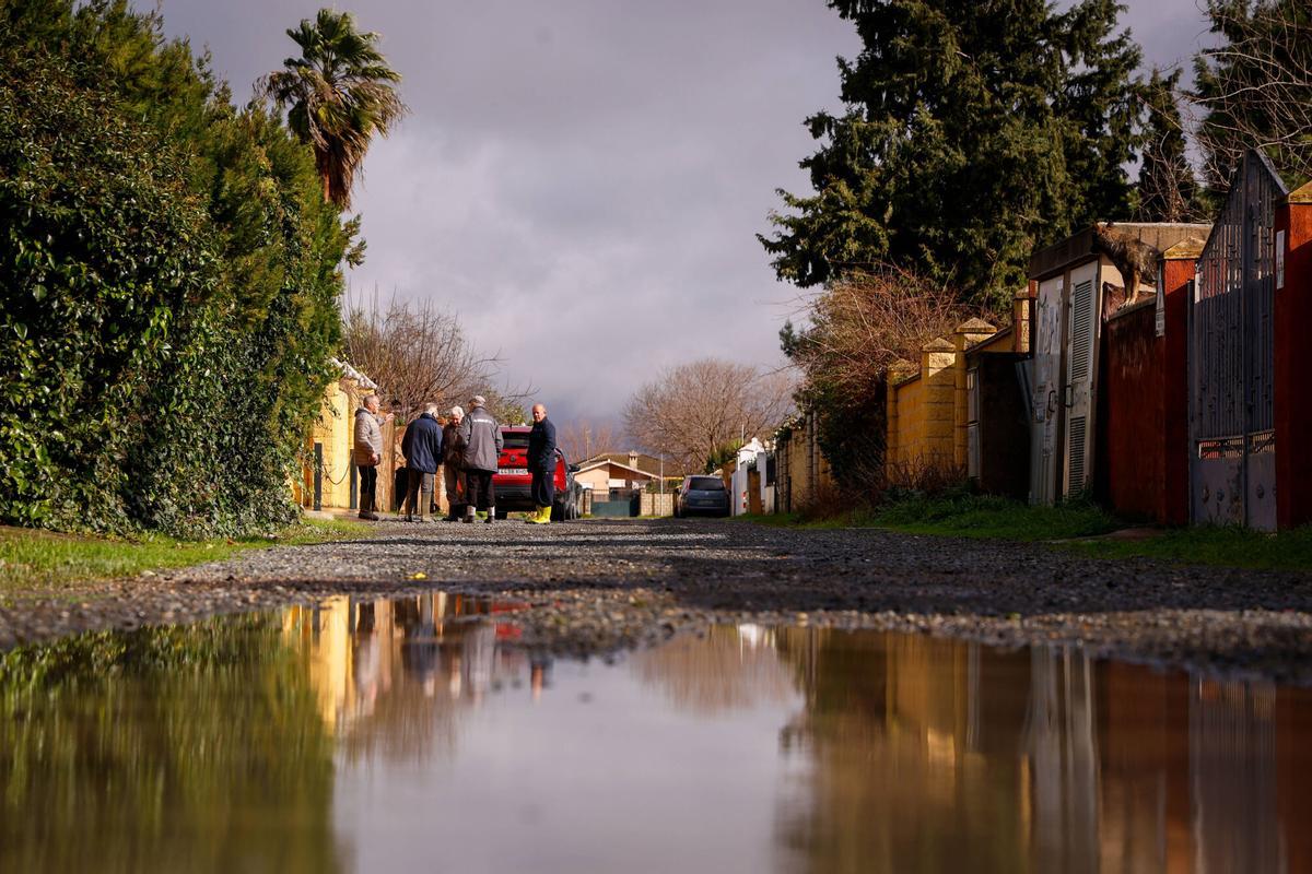 Manuel Rodríguez, Juan Ruiz, Rafael Pérez y Salvador Corregidor charlan con otro vecino de Guadalvalle, en los preparativos ante la llegada a Córdoba de la borrasca Leonardo.