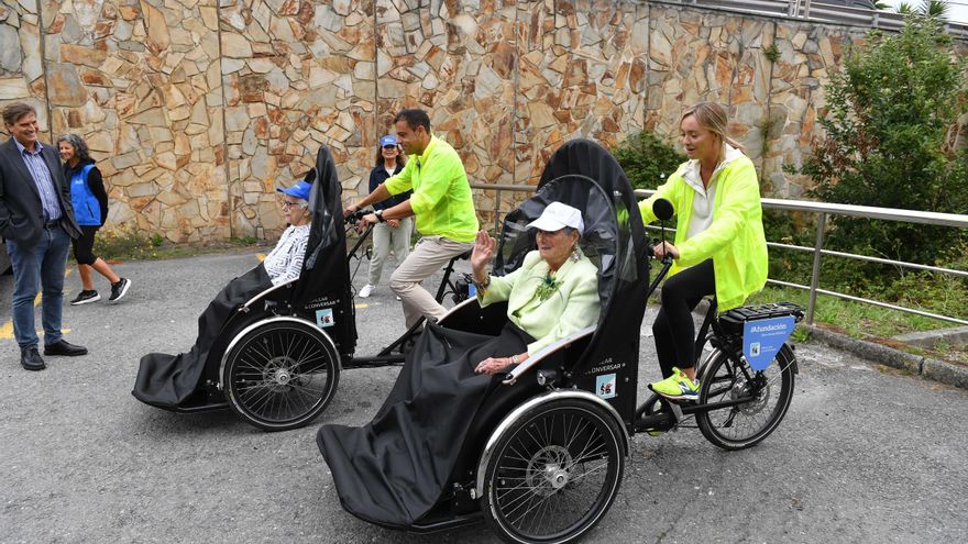 Usuarios de la residencia Torrente Ballester de A Coruña dan un paseo en tuk-tuk