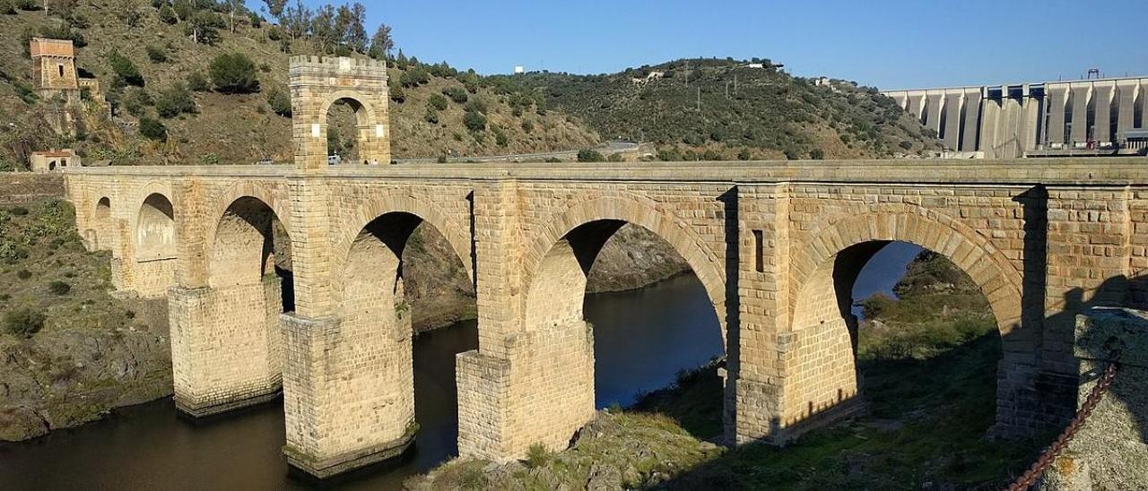 El puente de Alcántara es una de las grandes obras de ingeniería del Imperio Romano en la península.