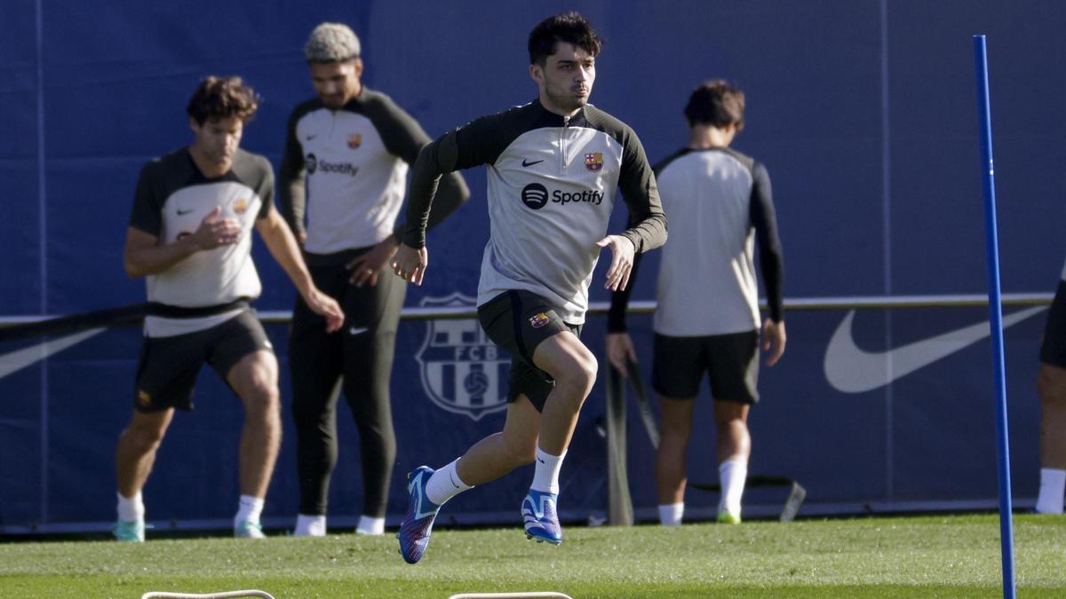 Carrera de Pedri en el entrenamiento de este sábado con el grupo.