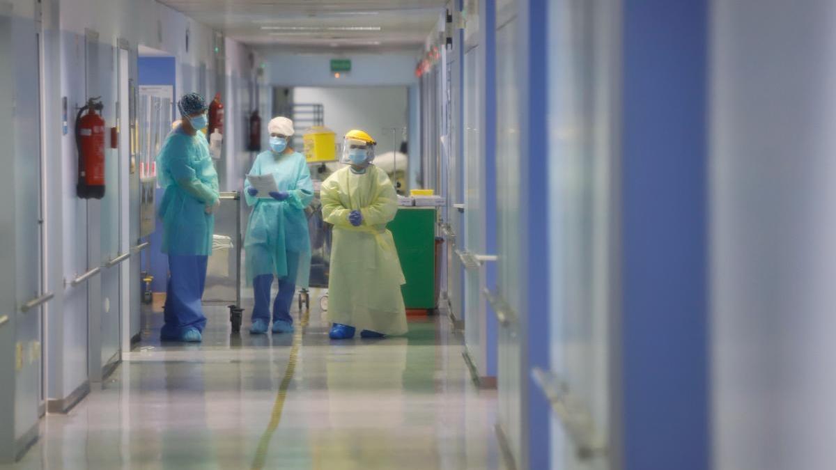 Sanitarios trabajando en una de las plantas covid del Hospital Reina Sofía de Murcia. JUAN CARLOS CAVAL