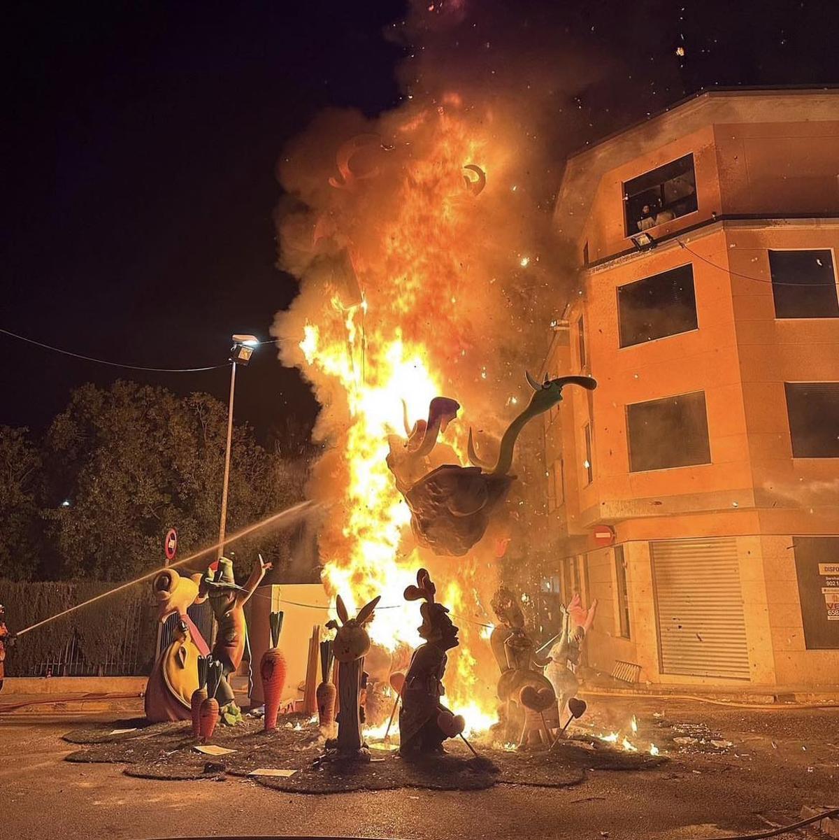 Un momento durante la cremà de una falla de Benaguasil en una foto de archivo de 2023.