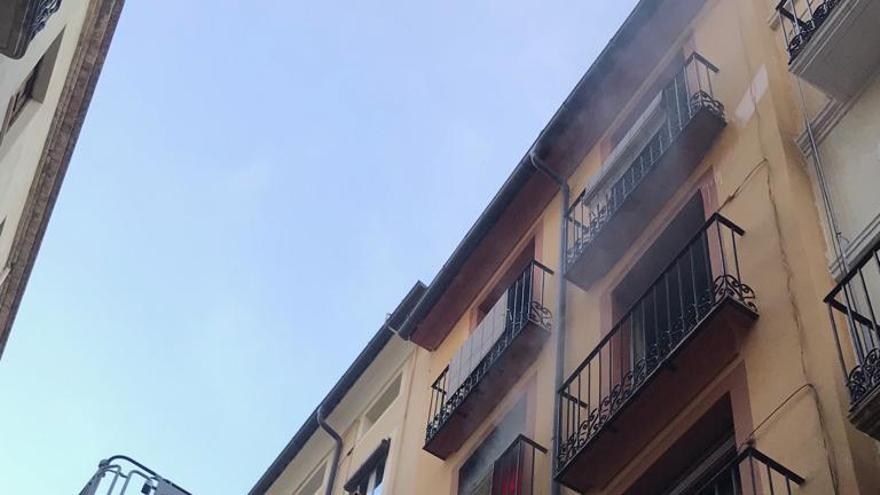 Un incendio en una vivienda de Alcoy obliga a desalojar a una mujer