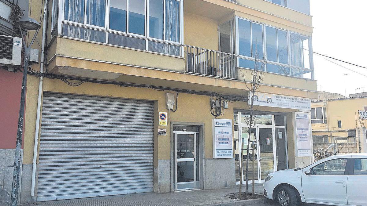 Exterior de la vivienda de Manacor en la que presuntamente estuvo retenida la víctima