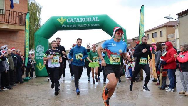 Un momento de la salida de los corredores en Bretocino.