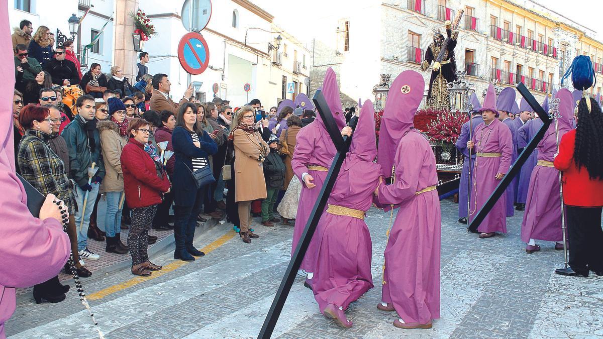 Reverencia a Jesús: Los cofrades hacen una reverencia ante la imagen del Jesús Nazareno a su llegada a la Plaza de la Constitución el Viernes Santo.