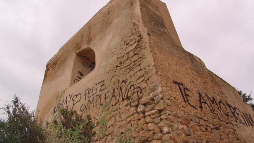 Tres menores pintaron el castillo de Callosa de Segura