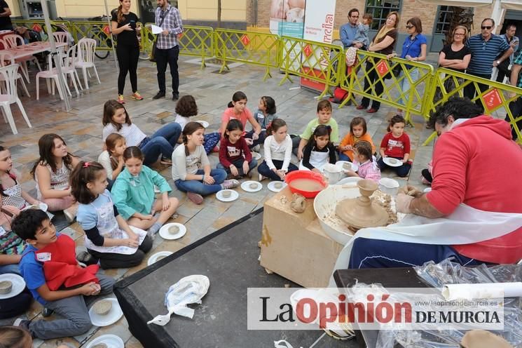 Taller de barro en la Plaza del Romea