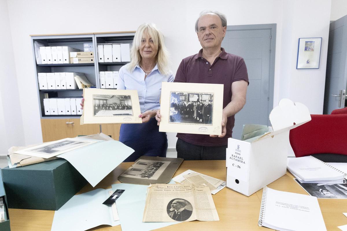 María del Olmo e Ignacio Ramos Altamira, con algunos de los documentos que preservará el archivo