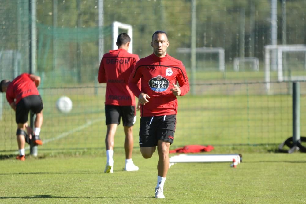 Natxo González programó una sesión con circuito físico, ejercicios tácticos y acciones a balón parado en el penúltimo entrenamiento antes de recibir al Elche en Riazor.