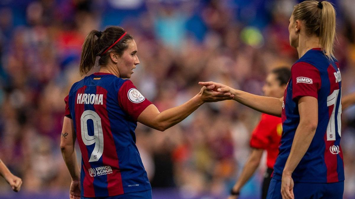 Mariona Caldentey se saluda con Rolfo tras uno de los goles del Barça