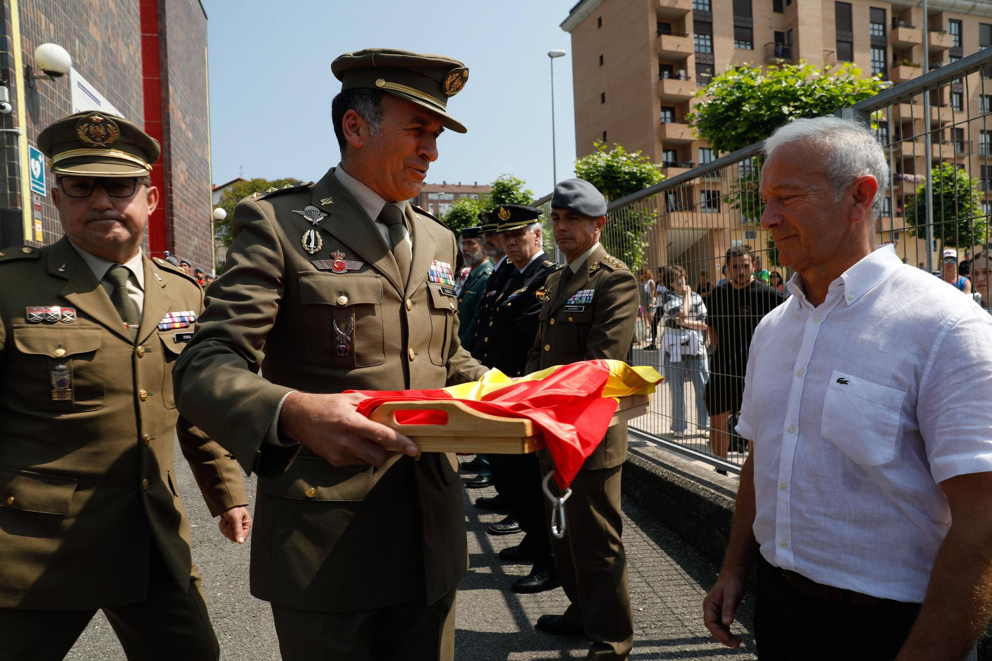 EN IMAGENES: Así fue el izado de bandera en el IES Número 5 de Avilés