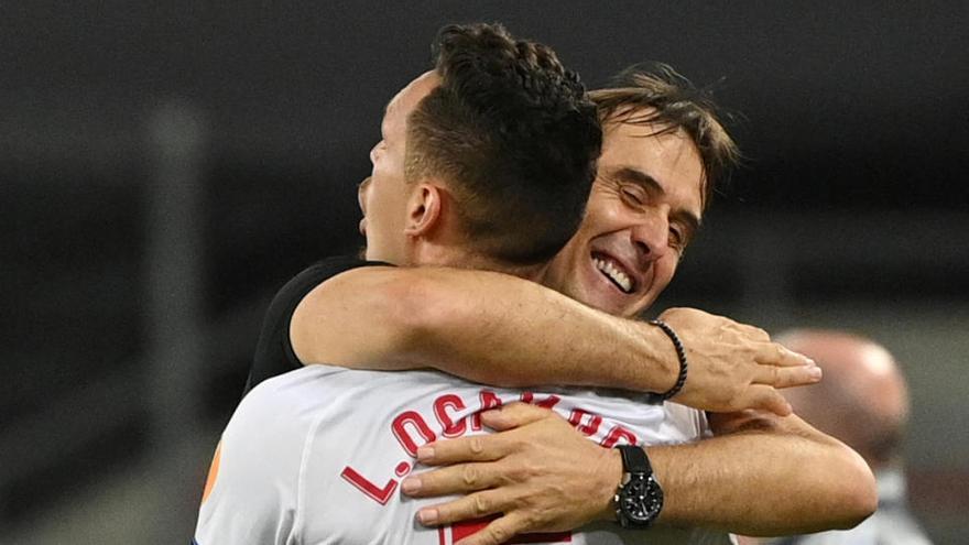 Lopetegui y Ocampos celebran el triunfo del Sevilla.