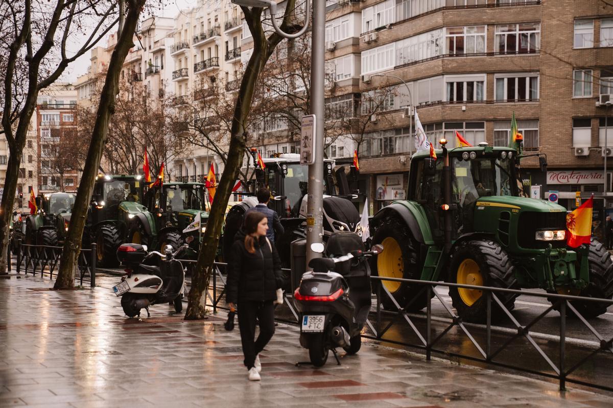 Miles de agricultores con sus tractores protestan contra el acuerdo con Mercosur en Madrid.