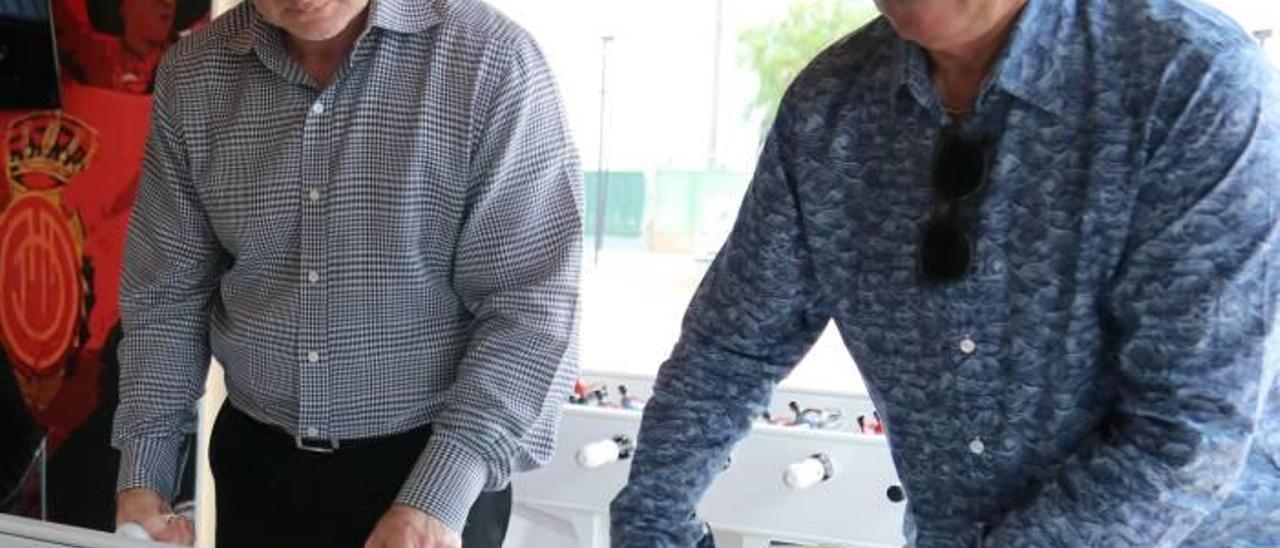 Robert Sarver y Monti Galmés jugando al futbolín en la inauguración del ´Players Lounge´.