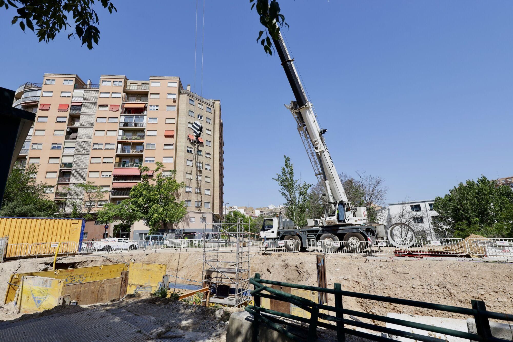 En imágenes | Las obras en el Huerva provocan cortes en el tráfico en Camino Las Torres