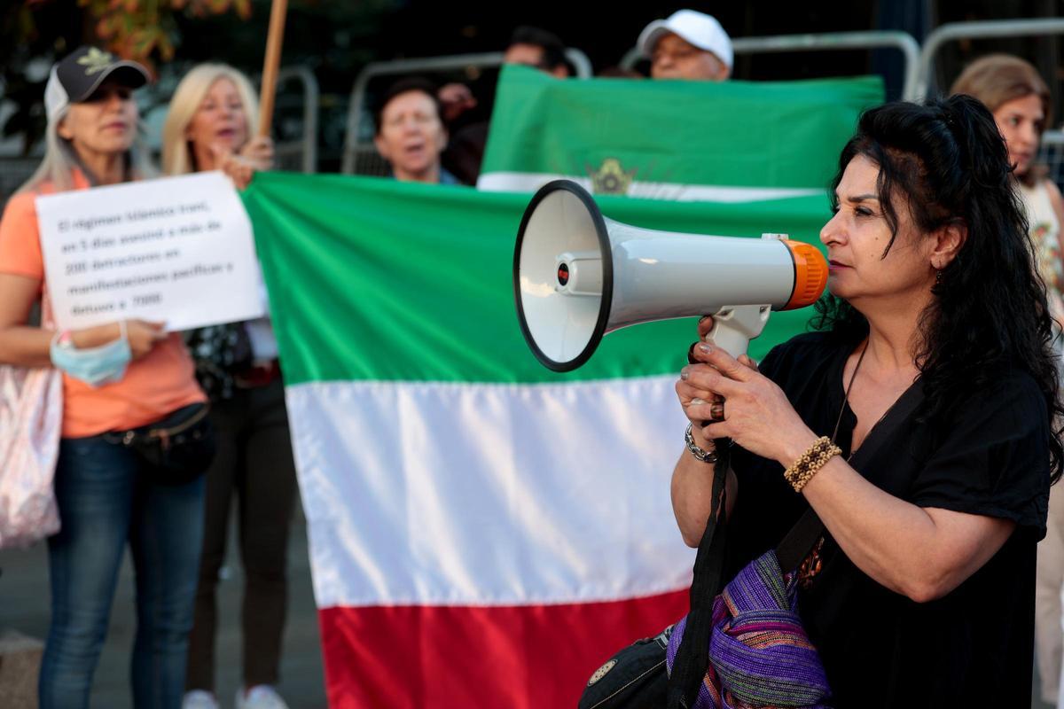 Nilfar Saberi durante una protesta en España contra la situación de las mujeres en Irán.