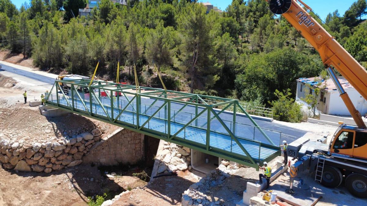 Colocación de la nueva pasarela ciclopeatonal de la CV-425 entre Buñol y Alborache.