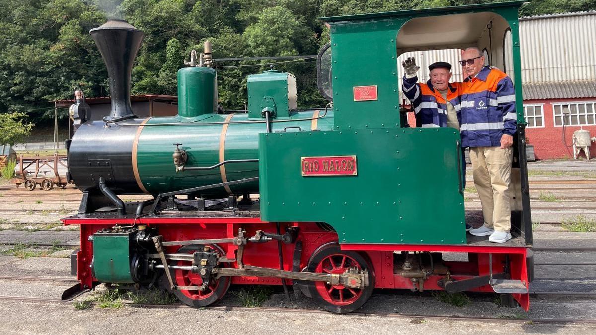 Ángel Fernández, "Gelín Xamonda" y José Luis Augusto, al mando de la locomotora "Río Nalón" en el pozo Sotón.