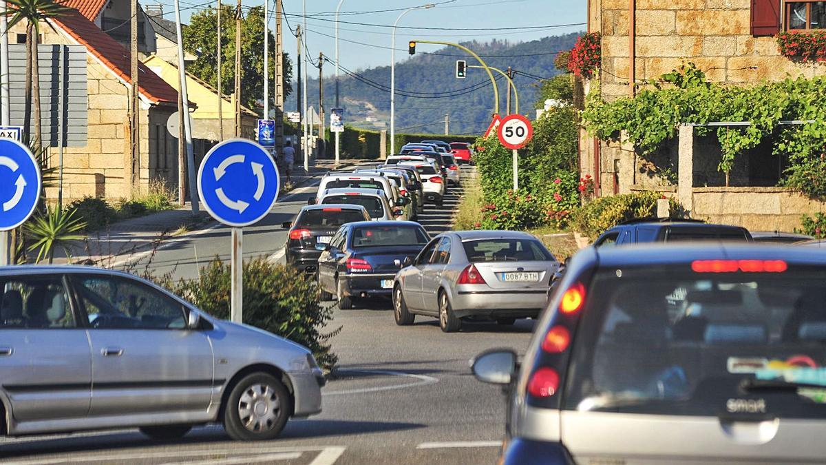 Atascos tras la salida de la vía rápida en Sanxenxo. |   // IÑAKI ABELLA