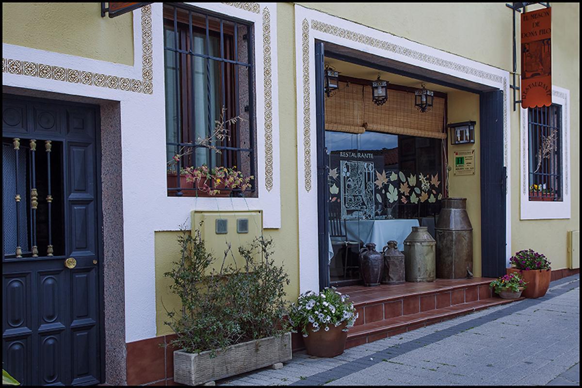 Julio Reoyo e Inma Redondo llevan más de 30 años al frente de Doña Filo, uno de los grandes restaurantes de la Sierra Oeste de Madrid.