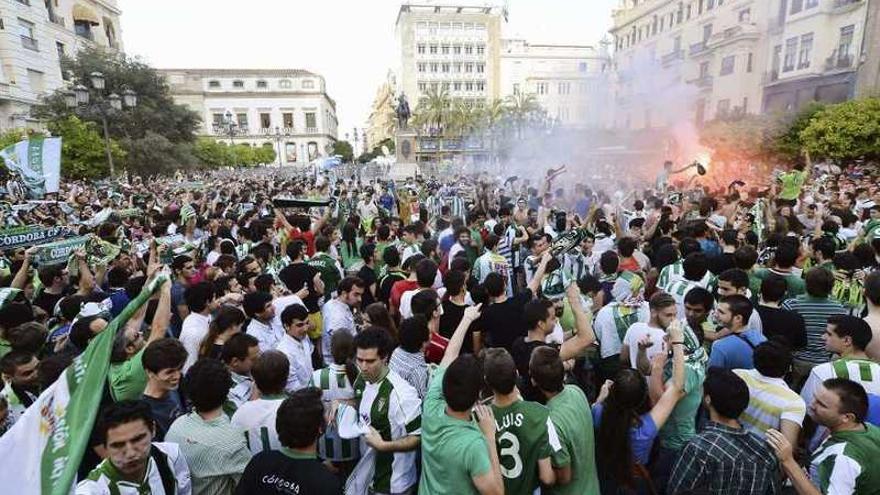 Imagen de la celebración ayer del ascenso en Córdoba.