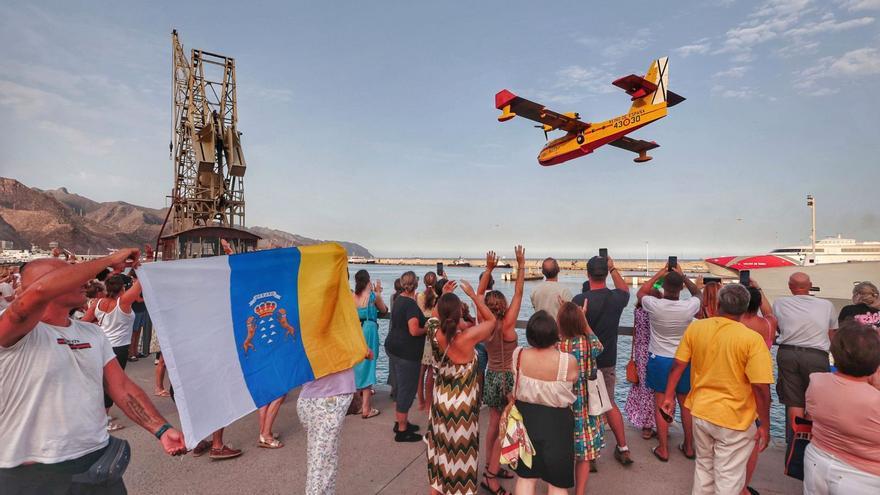 Los &#039;corsarios del aire&#039; devuelven el cariño de la Isla con su lucha sin tregua ante el fuego