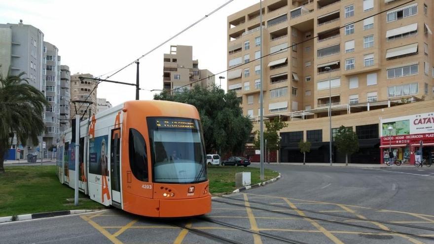 Herida leve una mujer de 74 años tras ser golpeada por el tranvía en la Albufereta