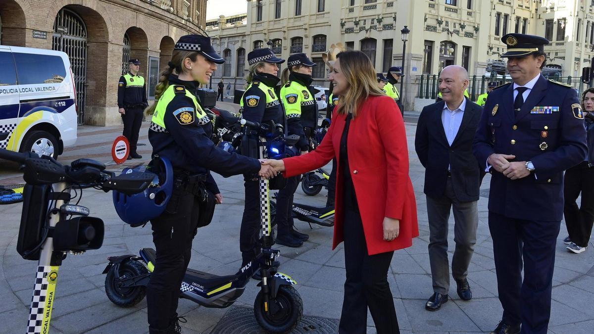 La alcaldesa María José Catalá saluda a una agente en presencia del jefe Albendín.