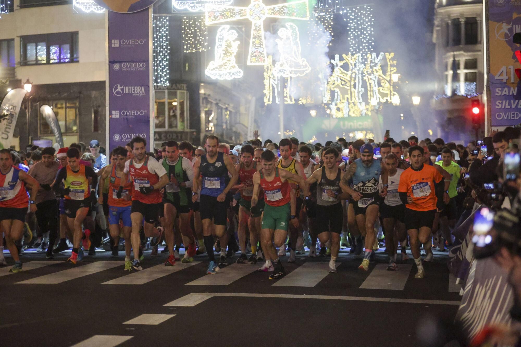 EN IMÁGENES: Alejandro Onís y Mariam Benkert saltan del segundo al primer puesto en la San Silvestre de Oviedo